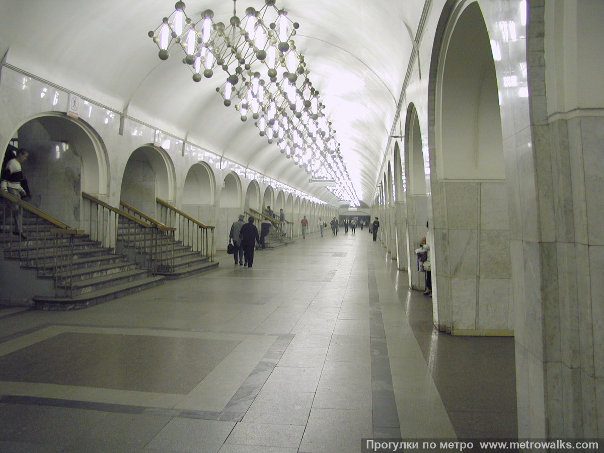Фотография станции Менделеевская (Серпуховско-Тимирязевская линия, Москва). Центральный зал станции, вид вдоль от глухого торца в сторону выхода.