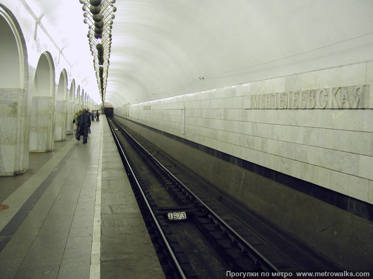 Фотография станции Менделеевская (Серпуховско-Тимирязевская линия, Москва). Боковой зал станции и посадочная платформа, общий вид.
