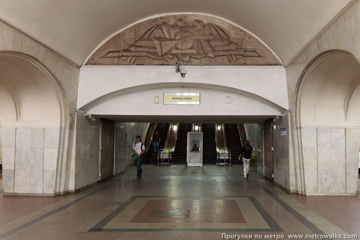 Фотография станции Менделеевская (Серпуховско-Тимирязевская линия, Москва). Выход в город, эскалаторы начинаются прямо с уровня платформы.