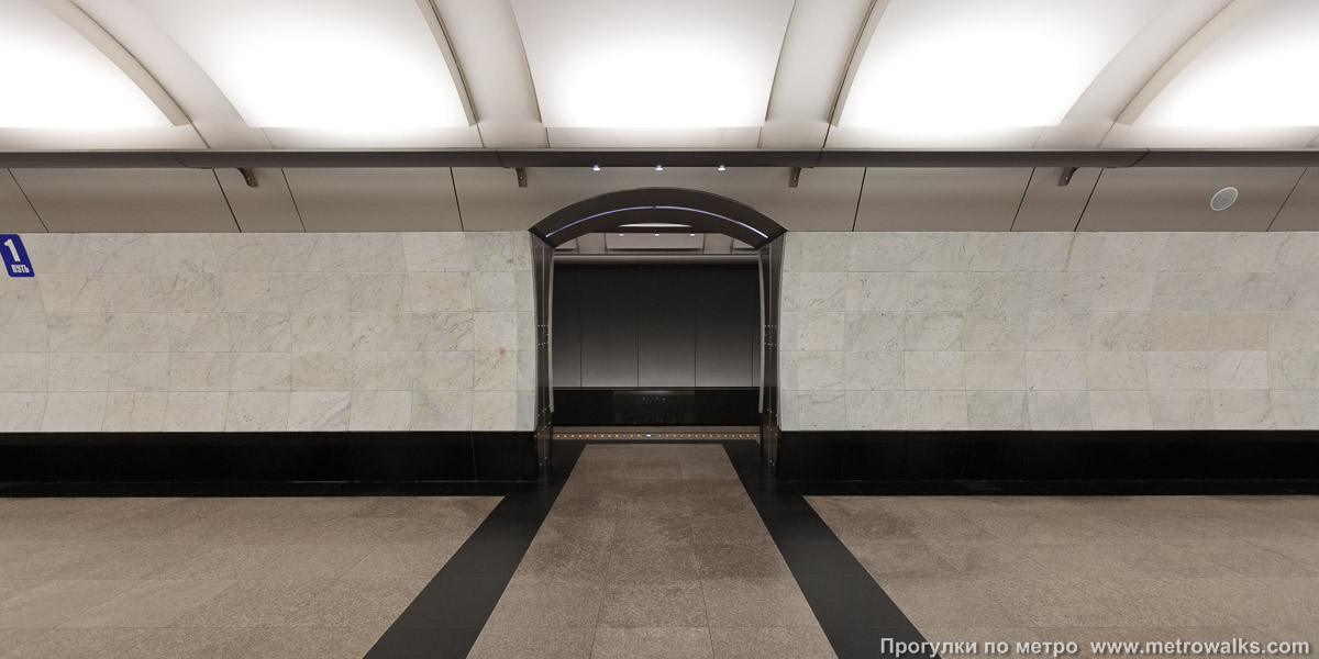 Фотография станции Международная (Филёвская линия, Москва). Поперечный вид, проходы между колоннами из центрального зала на платформу.