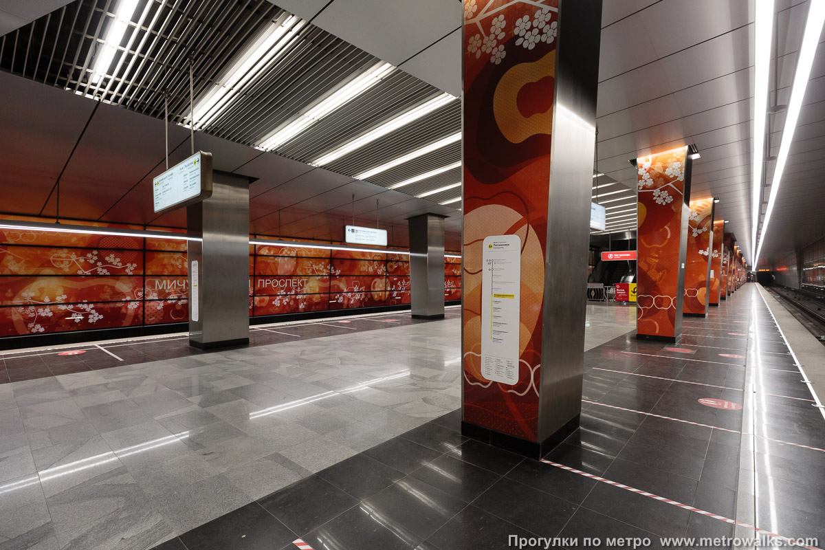 Фотография станции Мичуринский проспект (Солнцевская линия, Москва). Вид с края платформы по диагонали на противоположную сторону сквозь центральный зал.