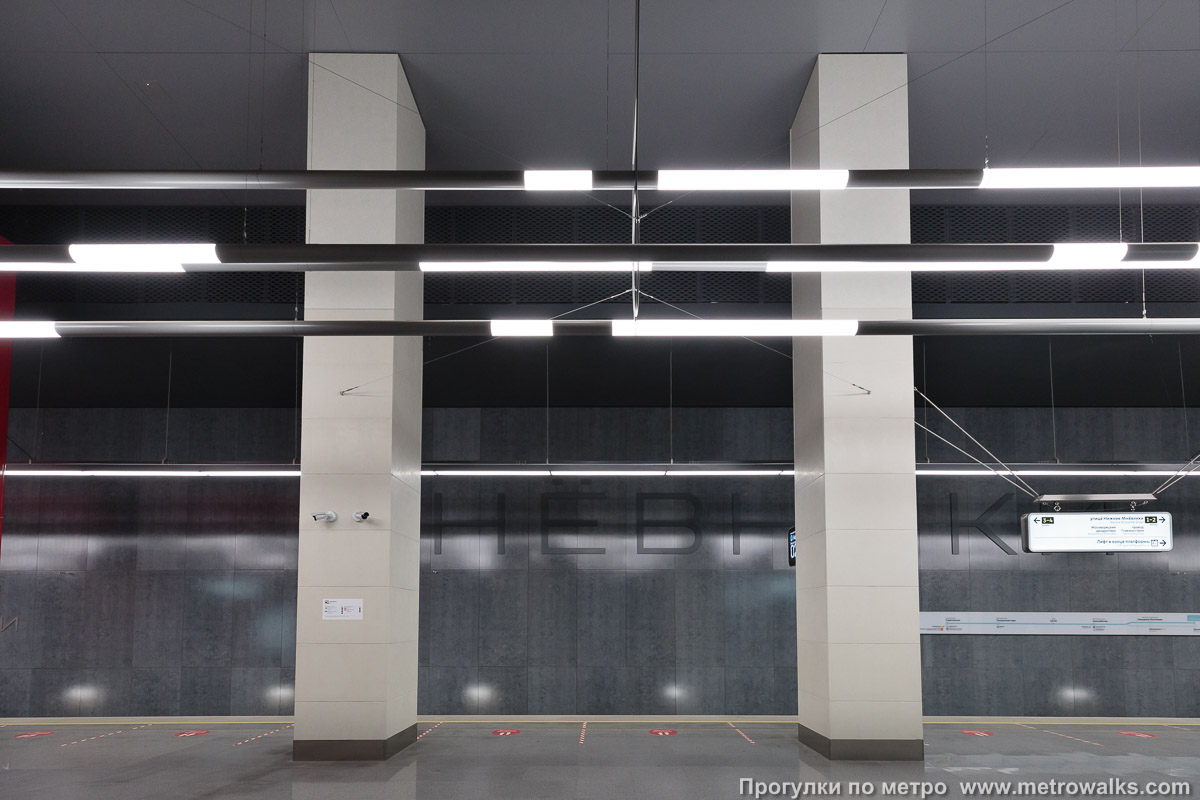 Фотография станции Мнёвники (Большая кольцевая линия, Москва). Поперечный вид, проходы между колоннами из центрального зала на платформу.
