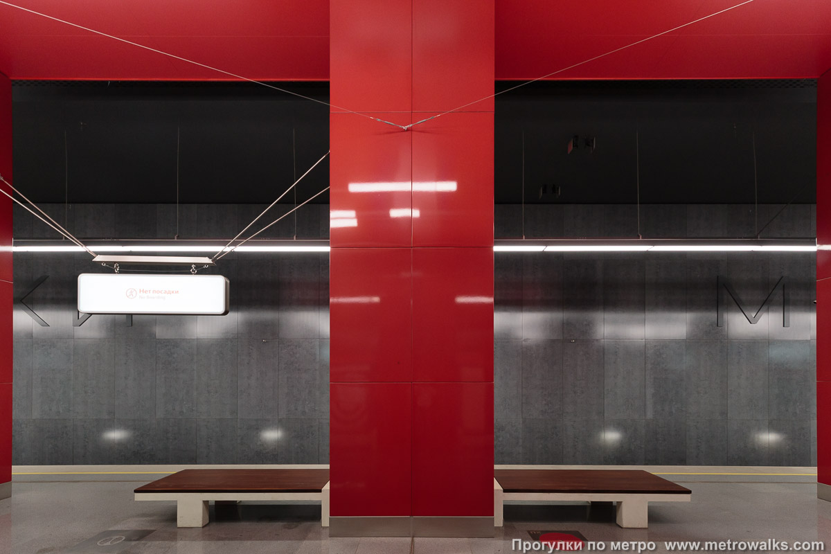 Фотография станции Мнёвники (Большая кольцевая линия, Москва). Поперечный вид, проходы между колоннами из центрального зала на платформу. В центральной, красной части станции.