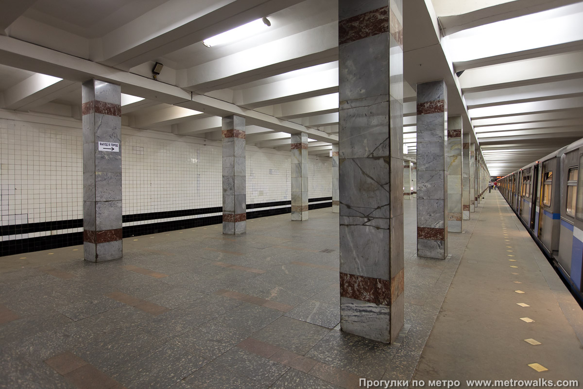 Фотография станции Молодёжная (Арбатско-Покровская линия, Москва). Вид с края платформы по диагонали на противоположную сторону сквозь центральный зал.