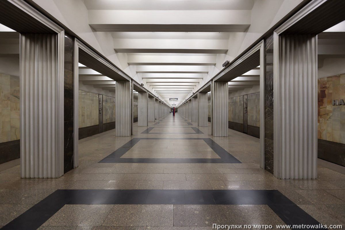 Фотография станции Нагорная (Серпуховско-Тимирязевская линия, Москва). Центральный зал станции, вид вдоль от глухого торца в сторону выхода.