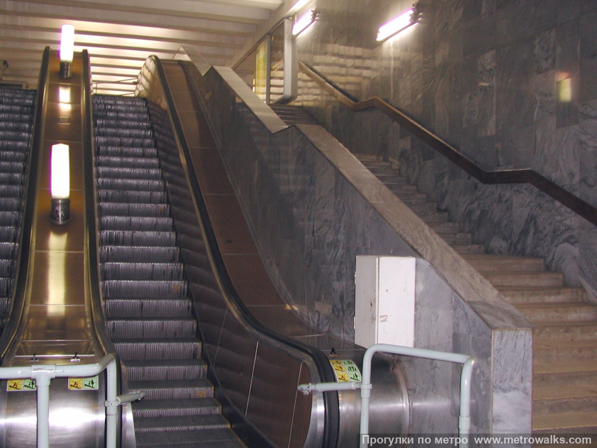 Фотография станции Нахимовский проспект (Серпуховско-Тимирязевская линия, Москва). Выход в город, эскалаторы начинаются прямо с уровня платформы.