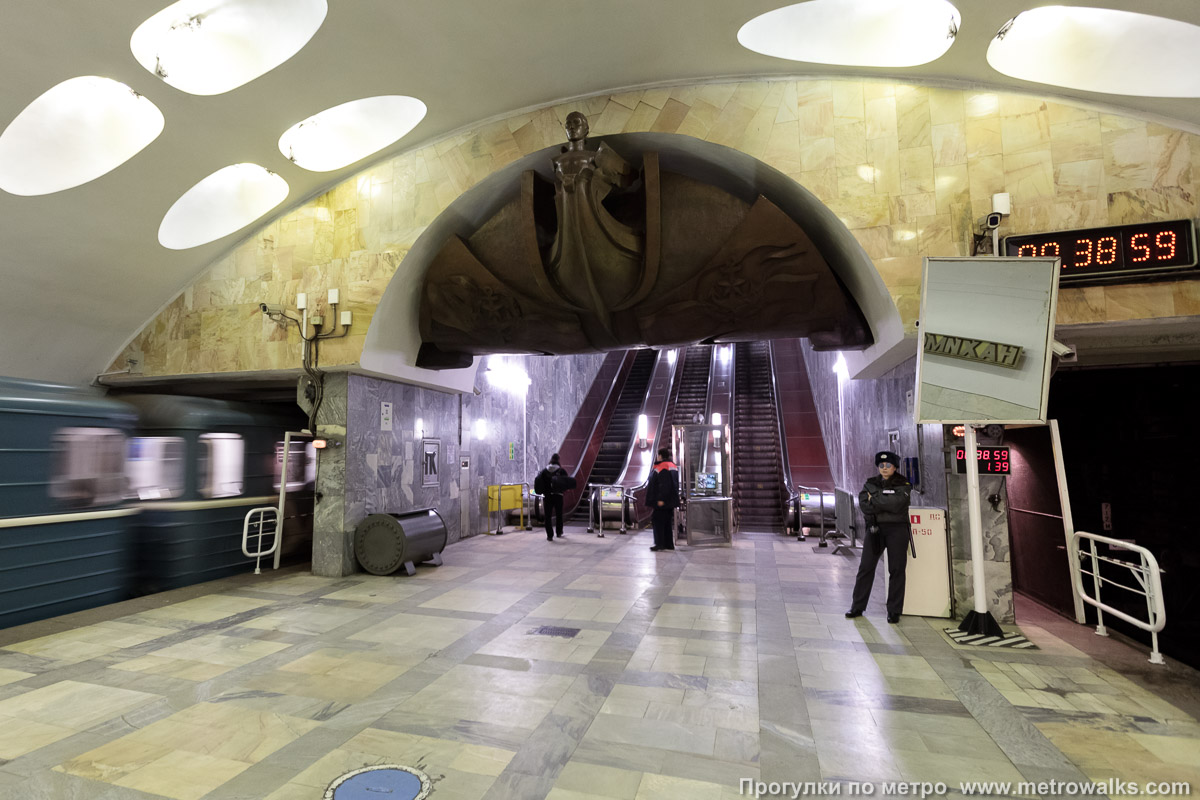 Фотография станции Нахимовский проспект (Серпуховско-Тимирязевская линия, Москва). Выход в город, эскалаторы начинаются прямо с уровня платформы. Второй выход.