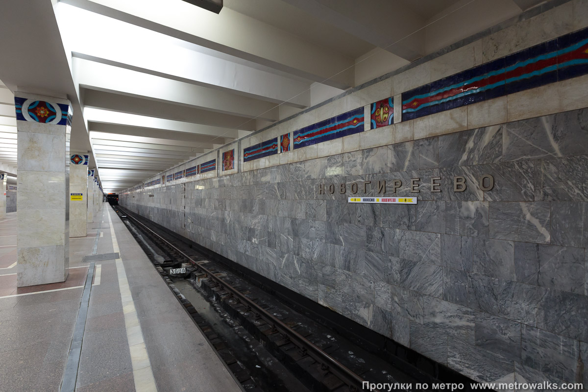 Фотография станции Новогиреево (Калининская линия, Москва). Боковой зал станции и посадочная платформа, общий вид.