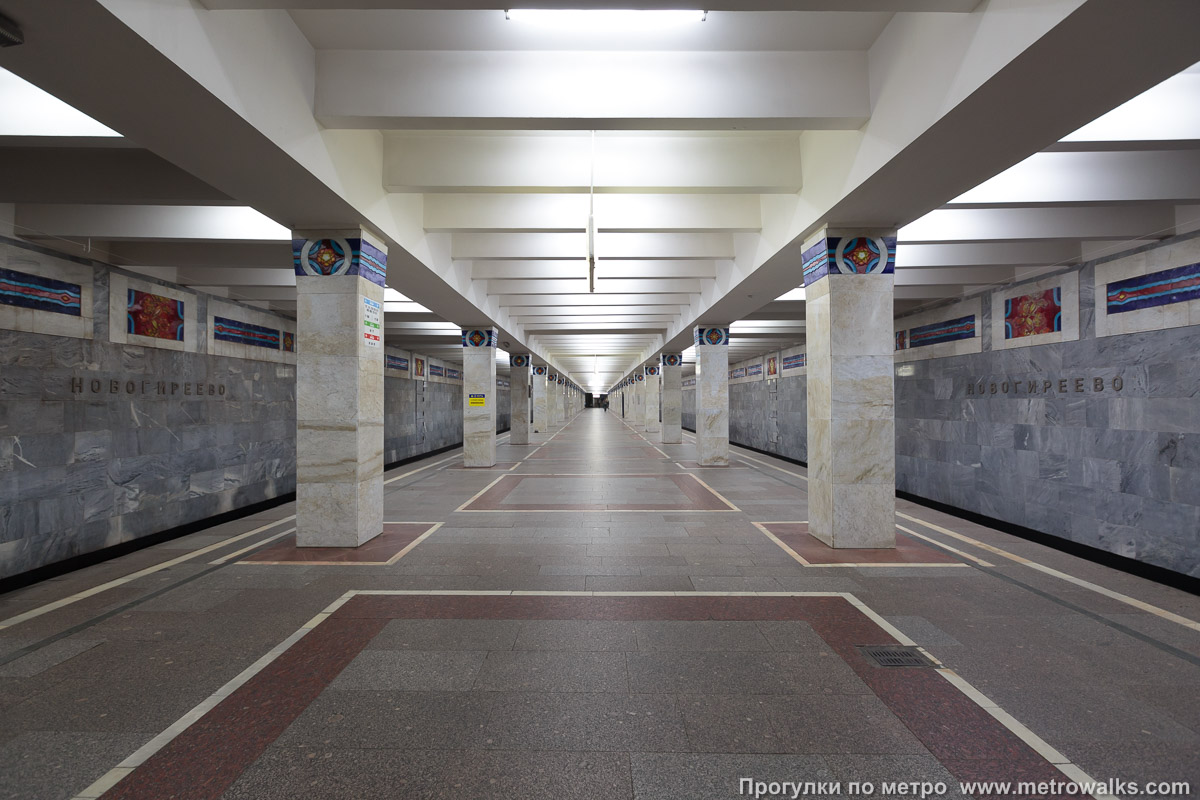 Фотография станции Новогиреево (Калининская линия, Москва). Продольный вид центрального зала.