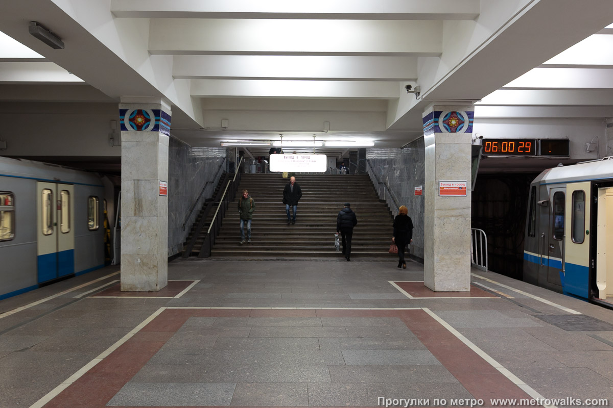 Фотография станции Новогиреево (Калининская линия, Москва). Выход в город осуществляется по лестнице.