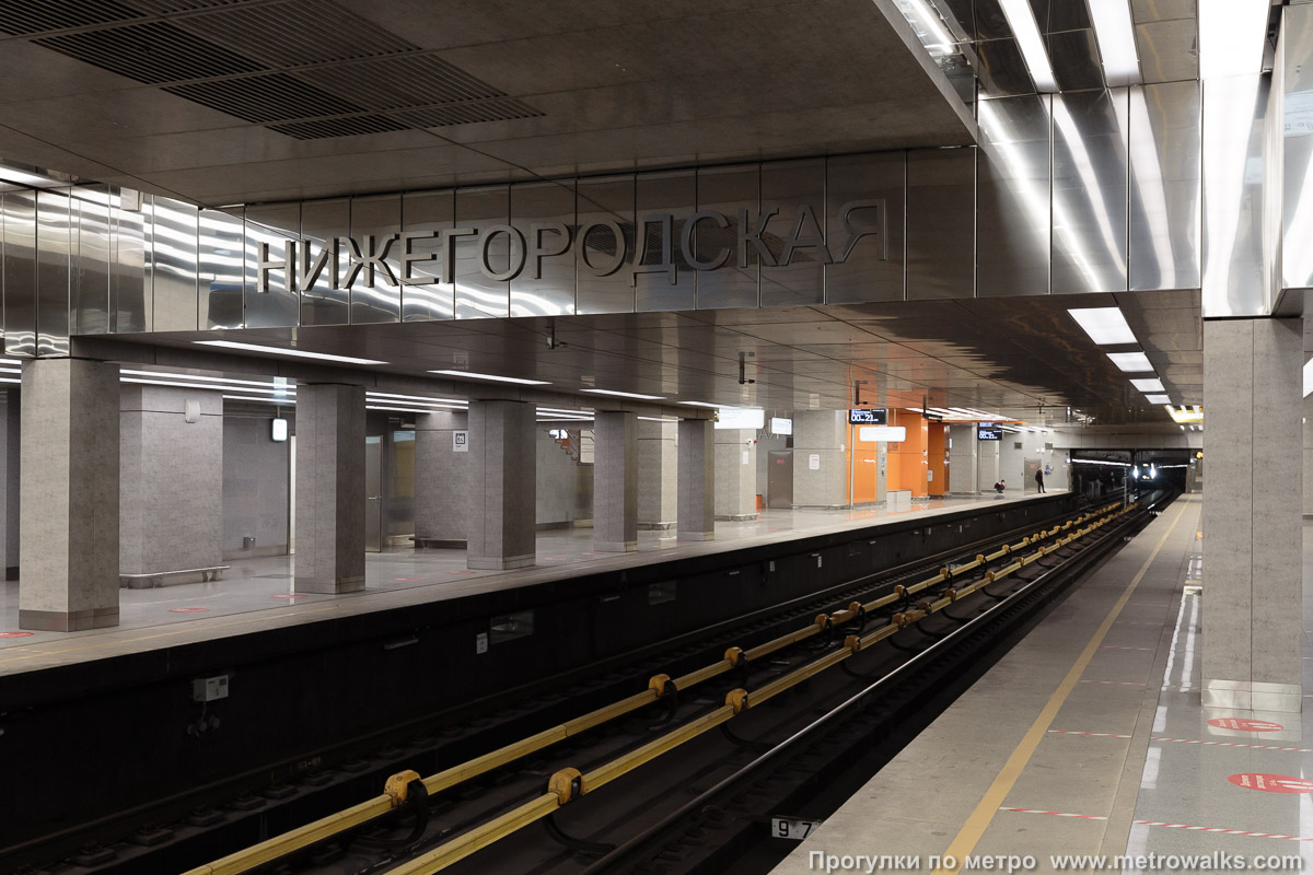 Фотография станции Нижегородская (Некрасовская линия, Москва). Вид по диагонали. В центральной части станции отделка — серая.