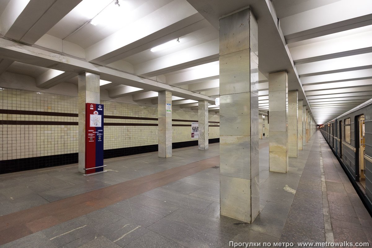 Фотография станции Новые Черёмушки (Калужско-Рижская линия, Москва). Вид с края платформы по диагонали на противоположную сторону сквозь центральный зал.