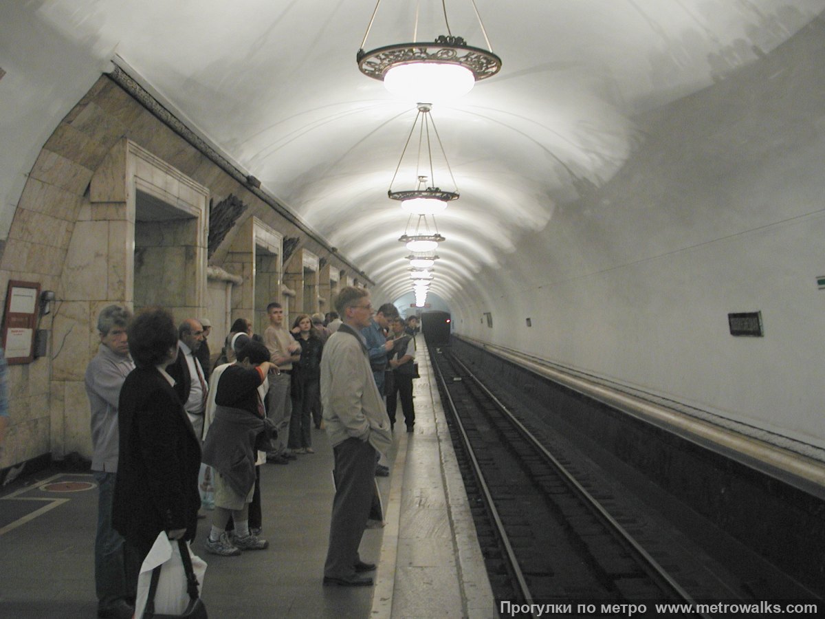 Фотография станции Новокузнецкая (Замоскворецкая линия, Москва). Боковой зал станции и посадочная платформа, общий вид.