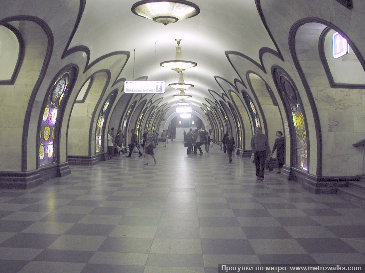 Фотография станции Новослободская (Кольцевая линия, Москва). Центральный зал станции, вид вдоль от глухого торца в сторону выхода.