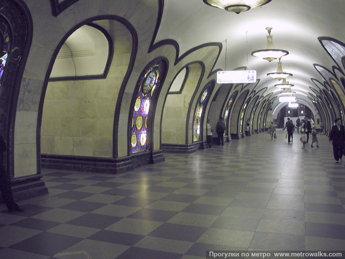 Фотография станции Новослободская (Кольцевая линия, Москва). Вид по диагонали.