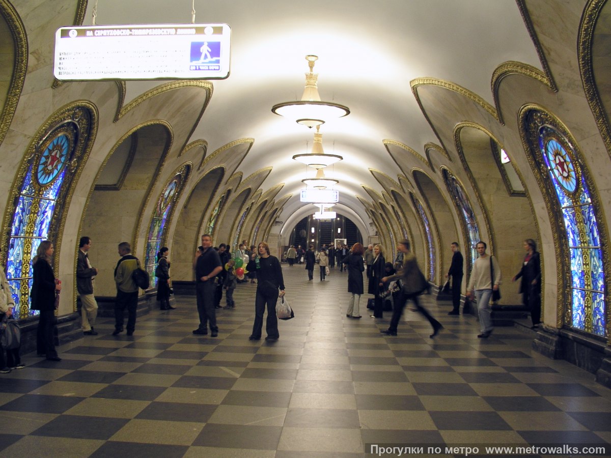 Фотография станции Новослободская (Кольцевая линия, Москва). Центральный зал станции, вид вдоль от глухого торца в сторону выхода.