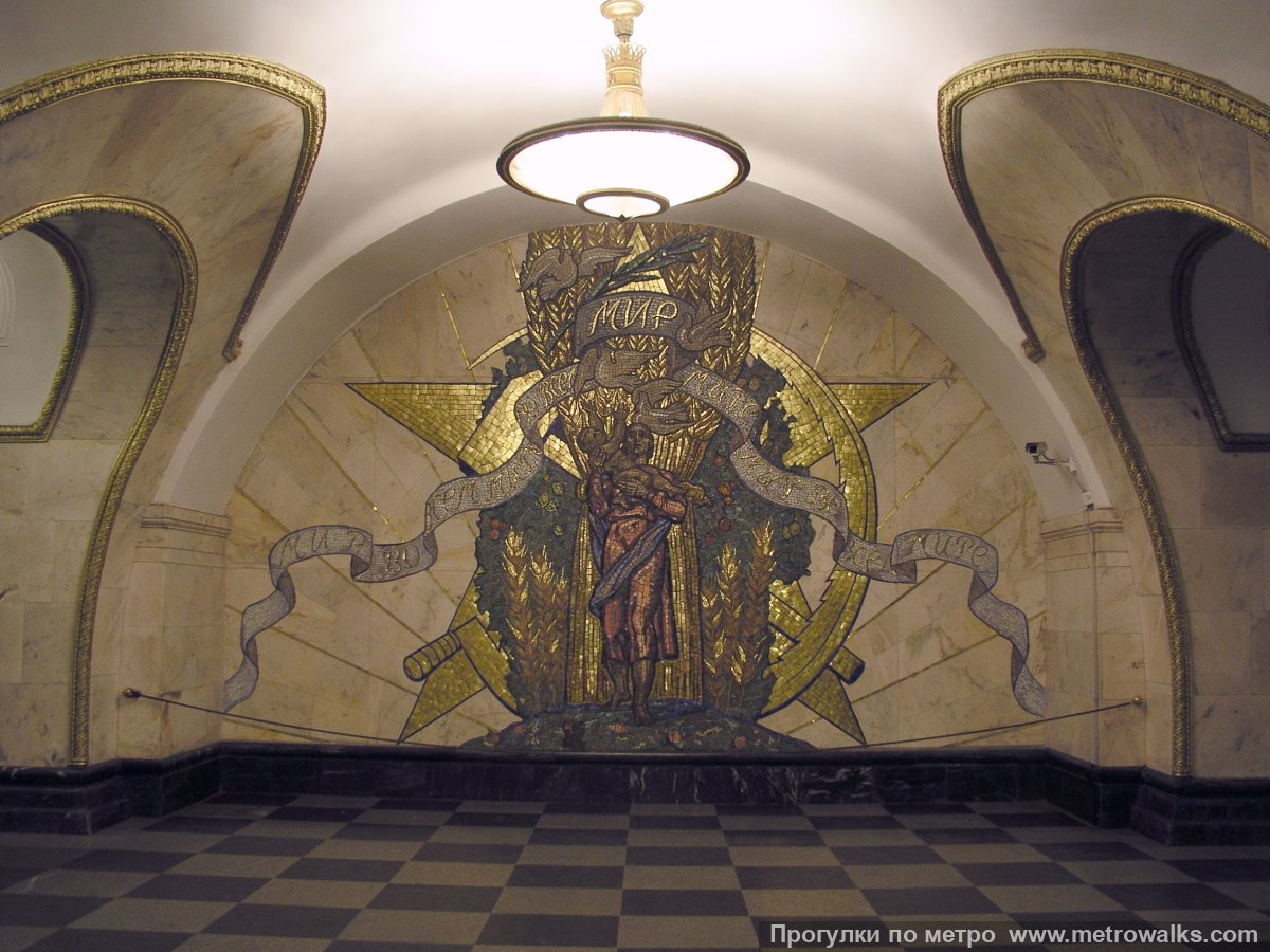 Фотография станции Новослободская (Кольцевая линия, Москва). Глухой торец крупным планом.