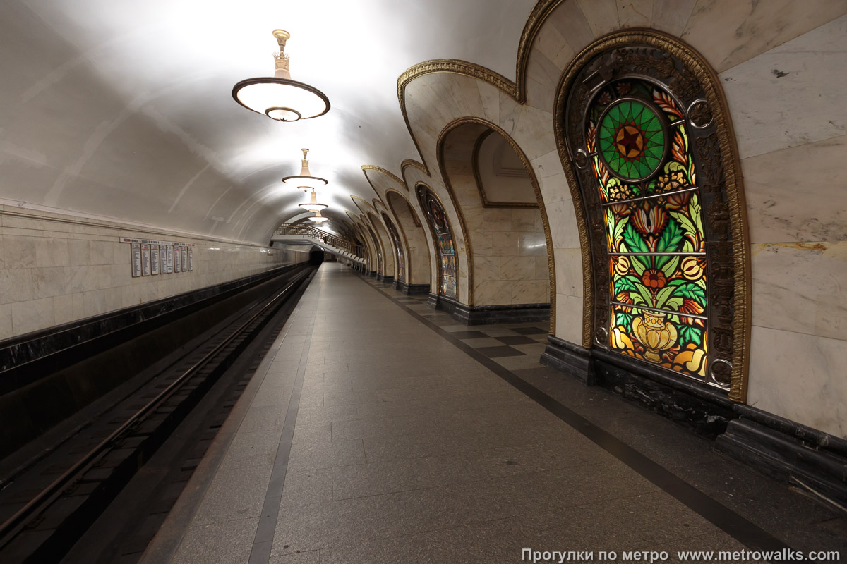 Фотография станции Новослободская (Кольцевая линия, Москва). Боковой зал станции и посадочная платформа, общий вид.