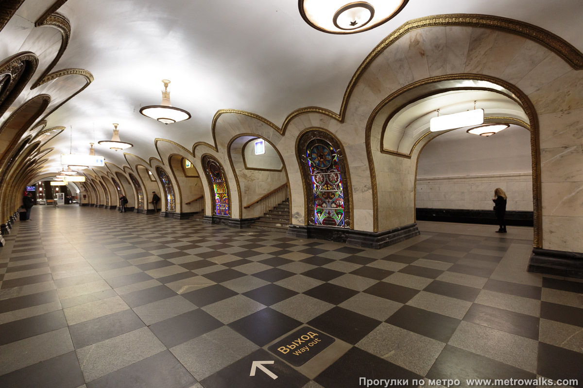 Фотография станции Новослободская (Кольцевая линия, Москва). Вид по диагонали.