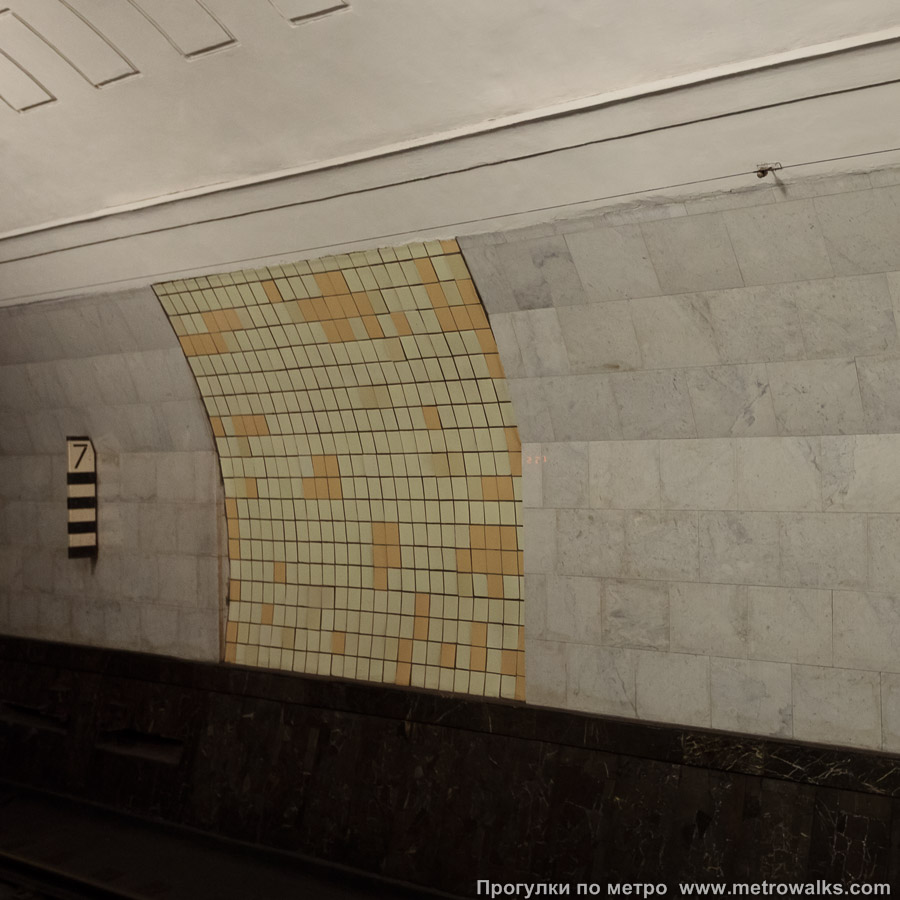 Фотография станции Охотный Ряд (Сокольническая линия, Москва). Путевая стена. В начале платформы по одному из путей сохранён фрагмент исторической облицовки.