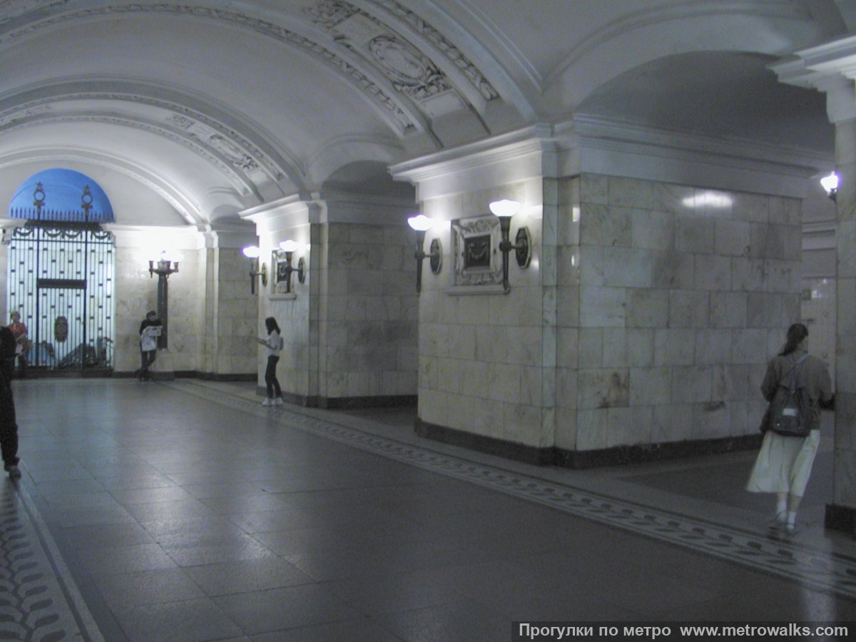 Фотография станции Октябрьская (Кольцевая линия, Москва). Вид по диагонали.
