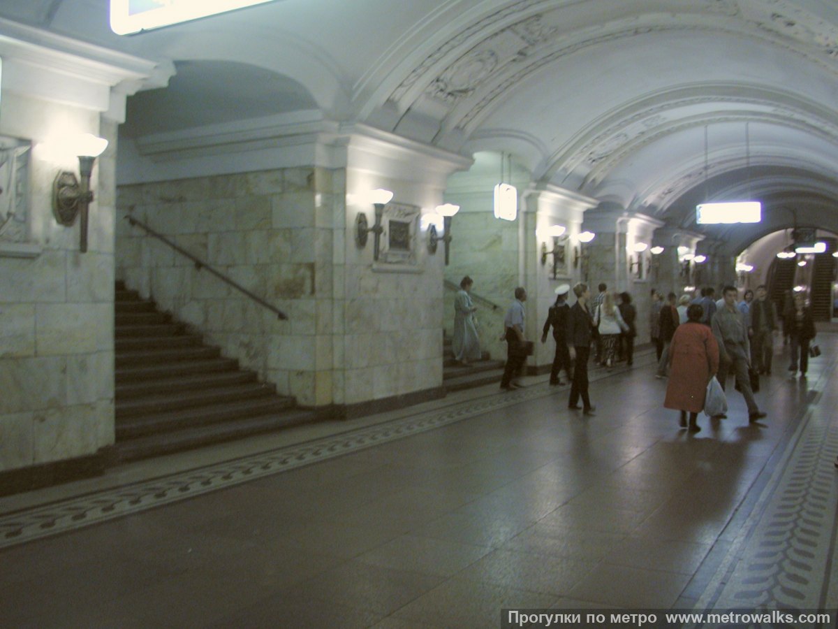 Фотография станции Октябрьская (Кольцевая линия, Москва). Около перехода.