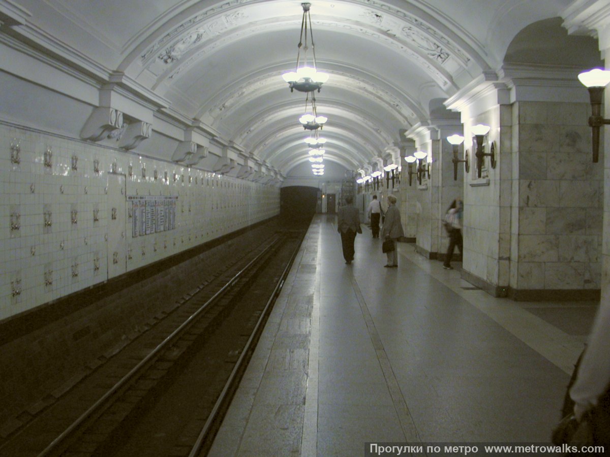 Фотография станции Октябрьская (Кольцевая линия, Москва). Боковой зал станции и посадочная платформа, общий вид.
