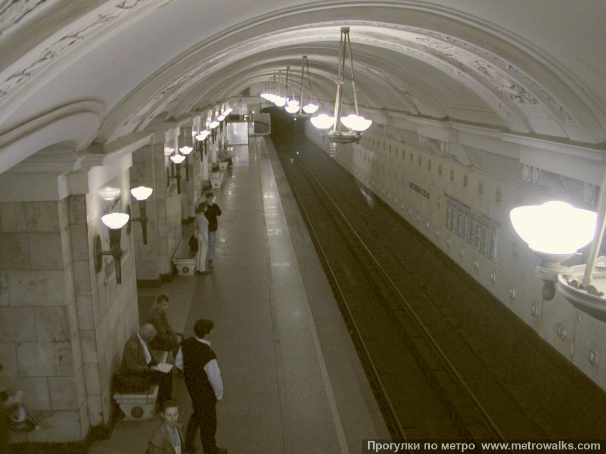 Фотография станции Октябрьская (Кольцевая линия, Москва). Вид бокового зала станции с переходного мостика.