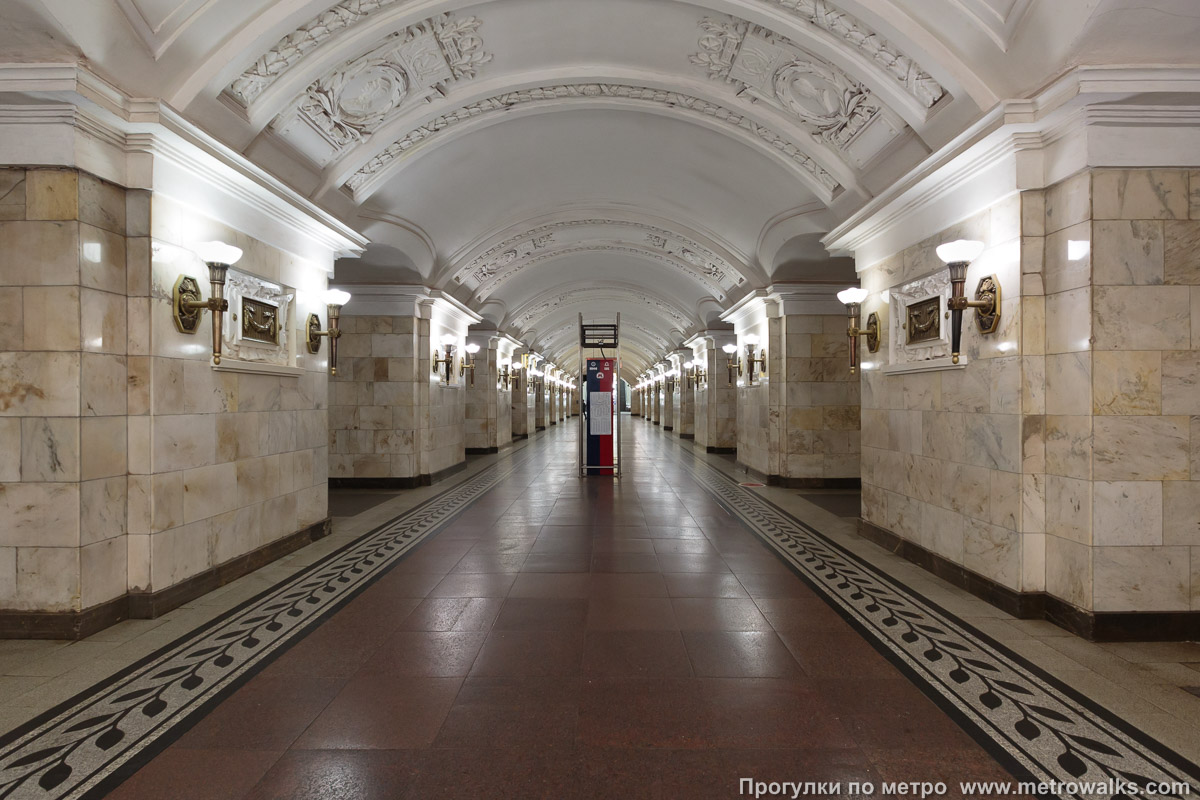 Фотография станции Октябрьская (Кольцевая линия, Москва). Центральный зал станции, вид вдоль от глухого торца в сторону выхода.