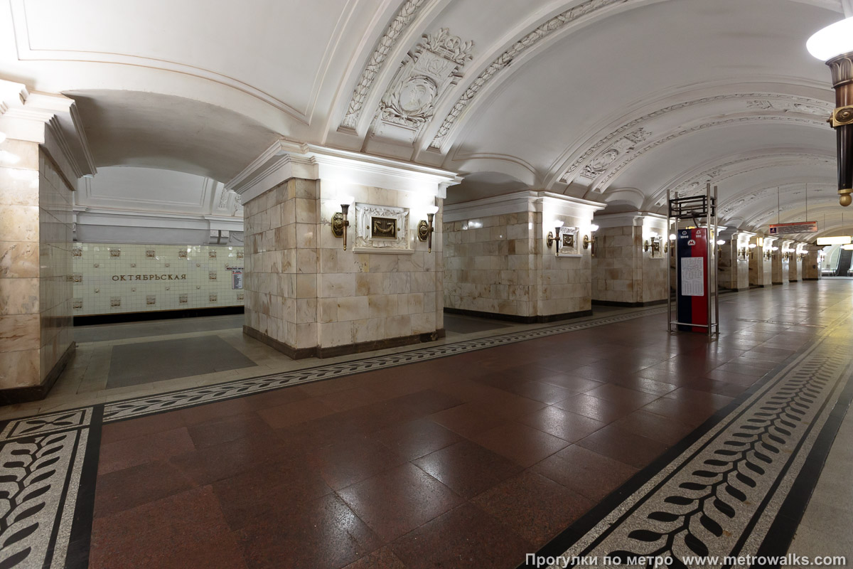 Фотография станции Октябрьская (Кольцевая линия, Москва). Вид по диагонали.