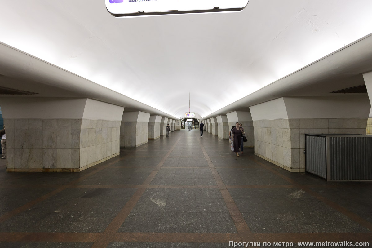 Фотография станции Октябрьская (Калужско-Рижская линия, Москва). Продольный вид центрального зала. Фотография станции Октябрьская (Калужско-Рижская линия, Москва). Продольный вид центрального зала.