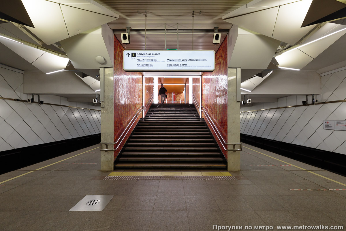 Фотография станции Ольховая (Сокольническая линия, Москва). Выход в город осуществляется по лестнице. Лестница расположена в центре зала, а не в торце, как обычно.