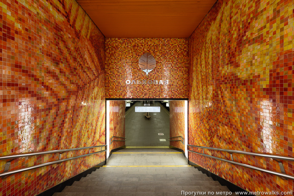 Фотография станции Ольховая (Сокольническая линия, Москва). Спуск на станцию по лестнице.