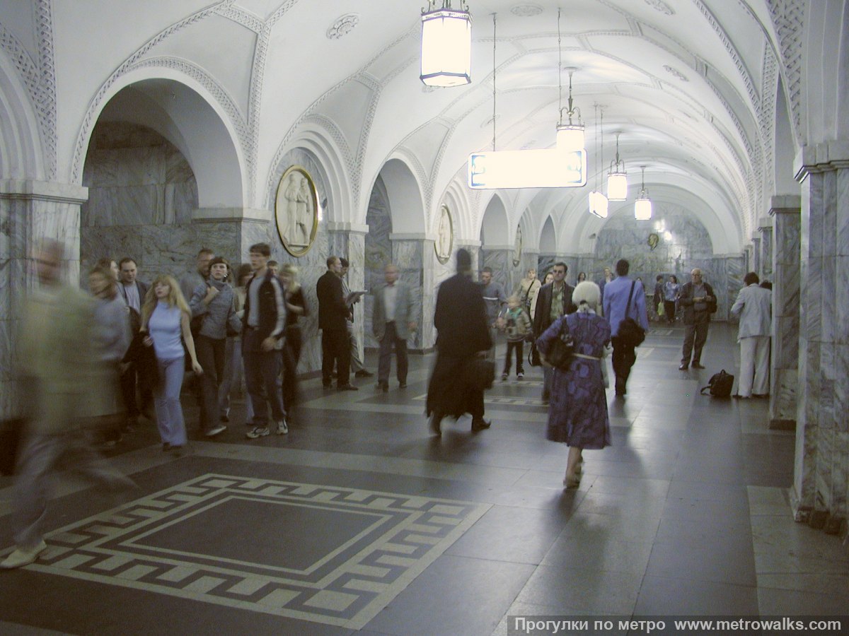 Фотография станции Парк культуры (Кольцевая линия, Москва). Центральный зал станции, вид вдоль от входа в сторону глухого торца.