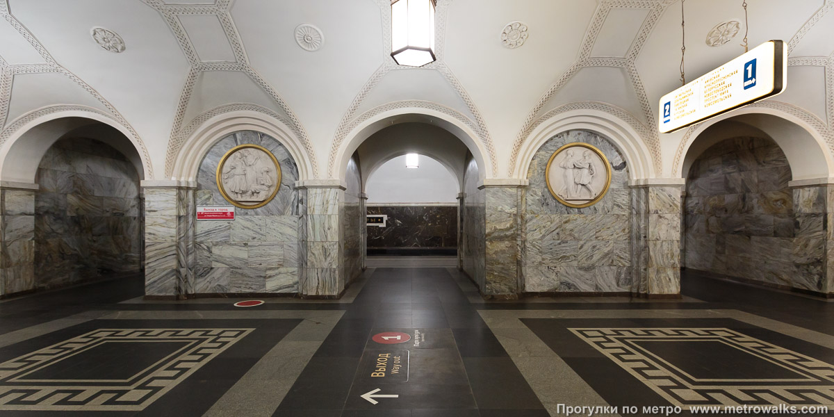 Фотография станции Парк культуры (Кольцевая линия, Москва). Поперечный вид, проходы между пилонами из центрального зала на платформу.