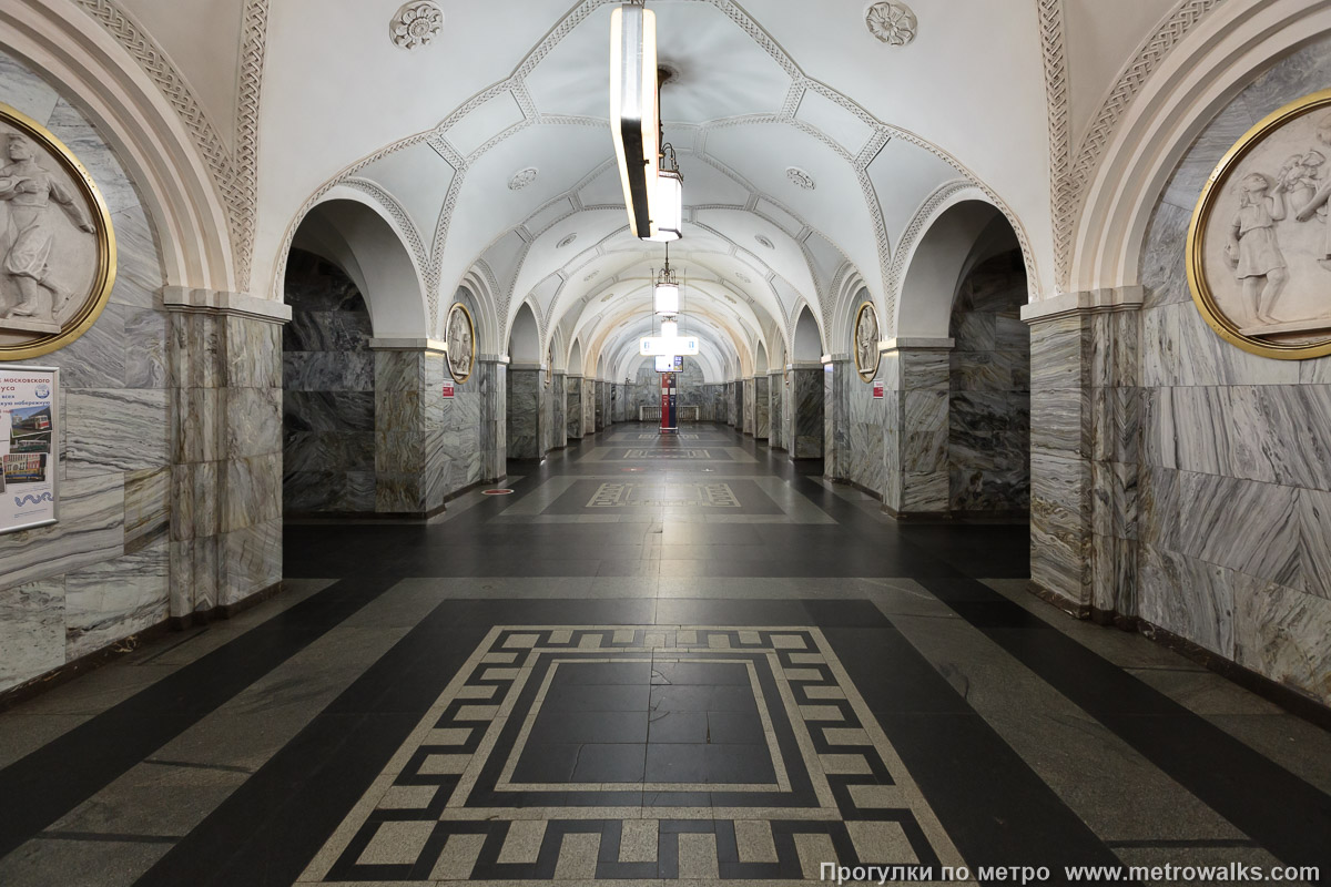 Фотография станции Парк культуры (Кольцевая линия, Москва). Центральный зал станции, вид вдоль от входа в сторону глухого торца.