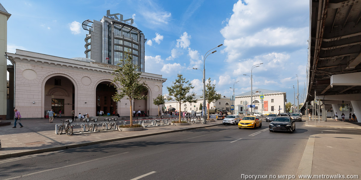 Фотография станции Парк культуры (Кольцевая линия, Москва). Общий вид окрестностей станции. Фотография станции Парк культуры (Кольцевая линия, Москва). Общий вид окрестностей станции.