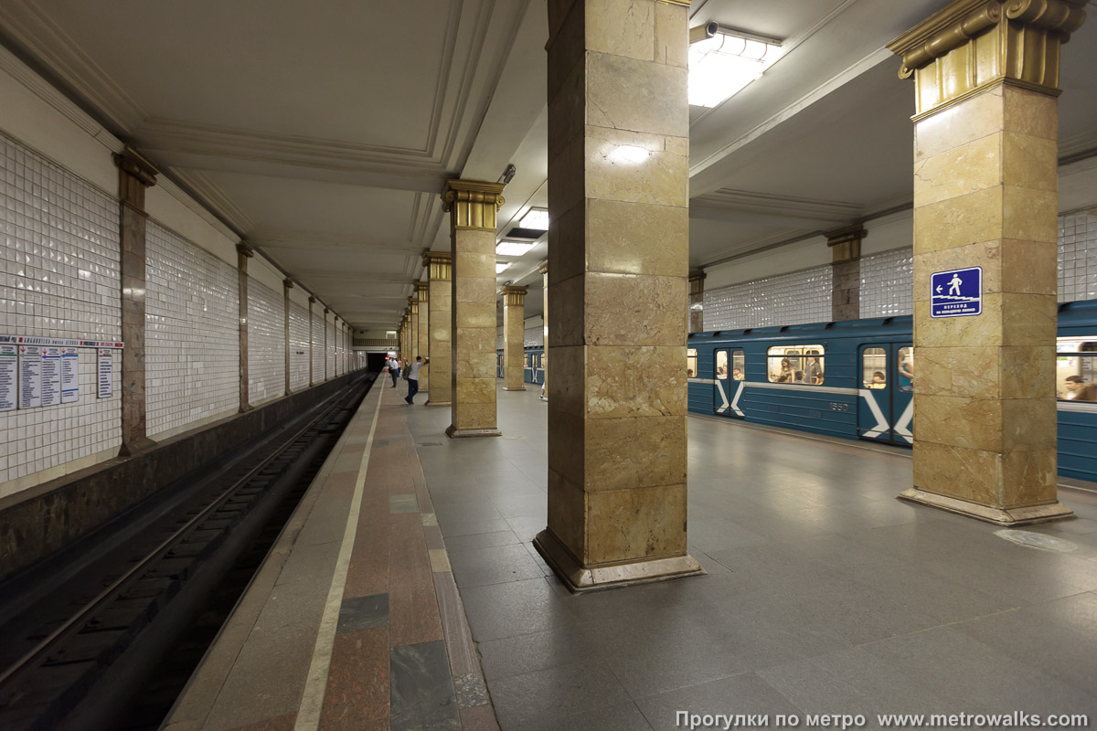 Фотография станции Парк культуры (Сокольническая линия, Москва). Вид с края платформы по диагонали на противоположную сторону сквозь центральный зал.