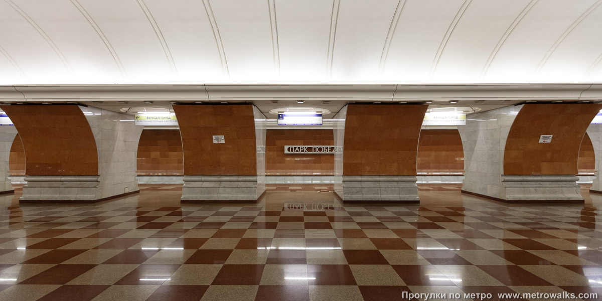 Фотография станции Парк Победы (Солнцевская линия, Москва) — второй зал. Поперечный вид, проходы между пилонами из центрального зала на платформу.
