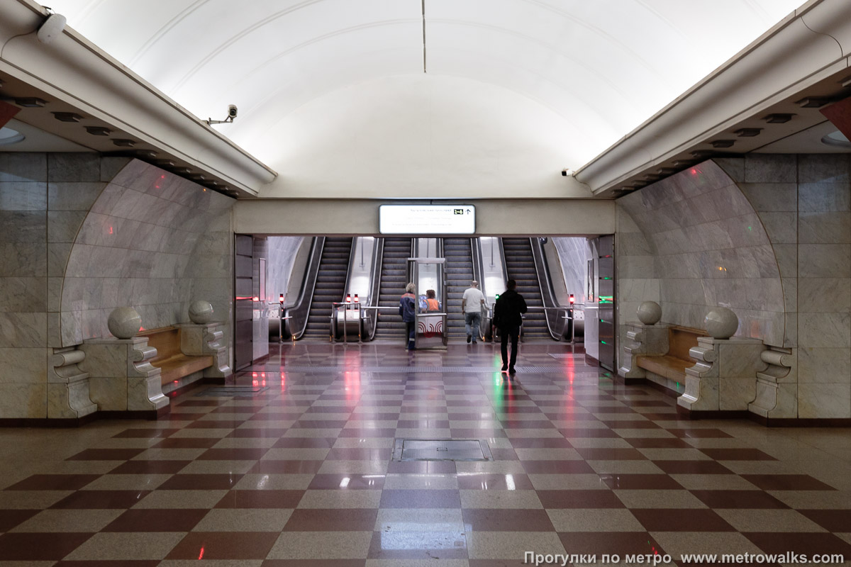 Фотография станции Парк Победы (Солнцевская линия, Москва) — второй зал. Выход в город, эскалаторы начинаются прямо с уровня платформы. Выход из северного зала был построен позже — к 2015 году.