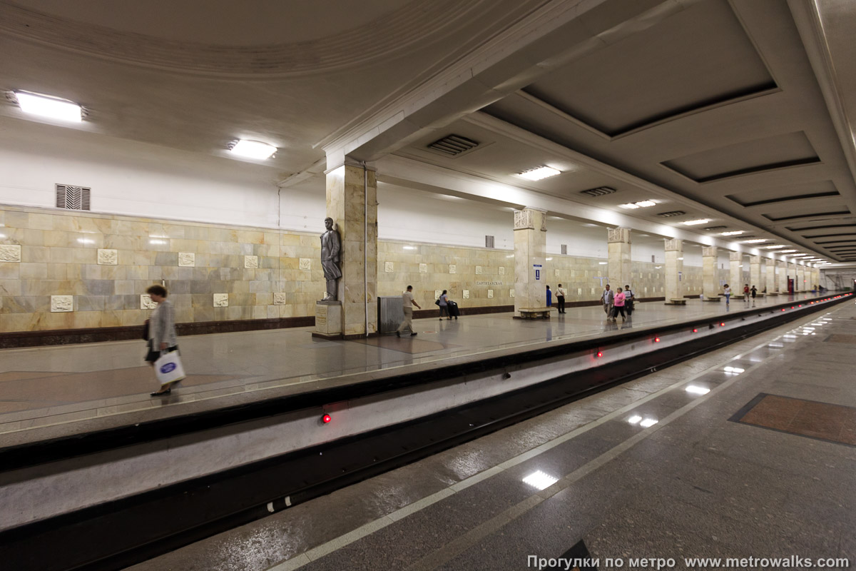 Фотография станции Партизанская (Арбатско-Покровская линия, Москва). Вид по диагонали.