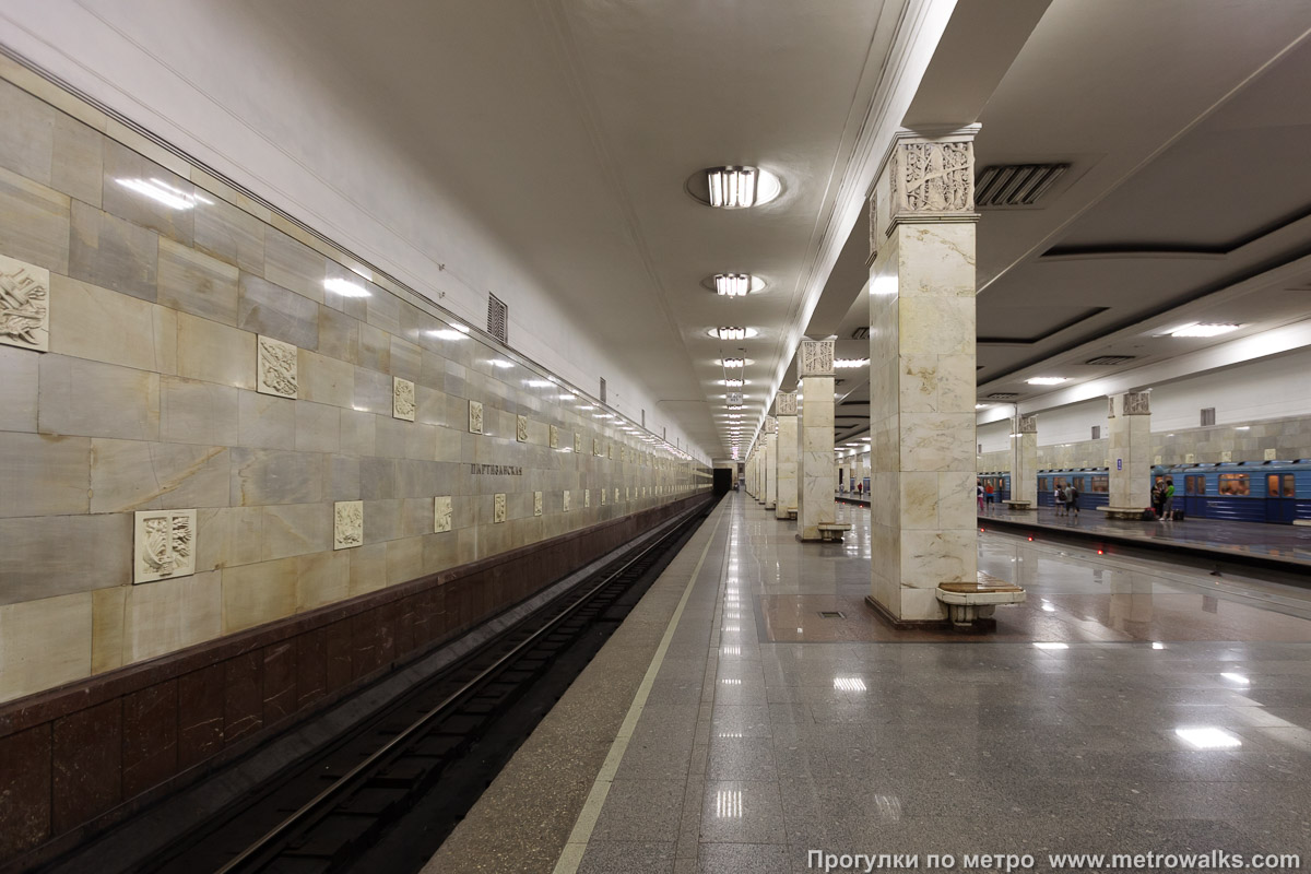 Фотография станции Партизанская (Арбатско-Покровская линия, Москва). Край платформы, общий вид.