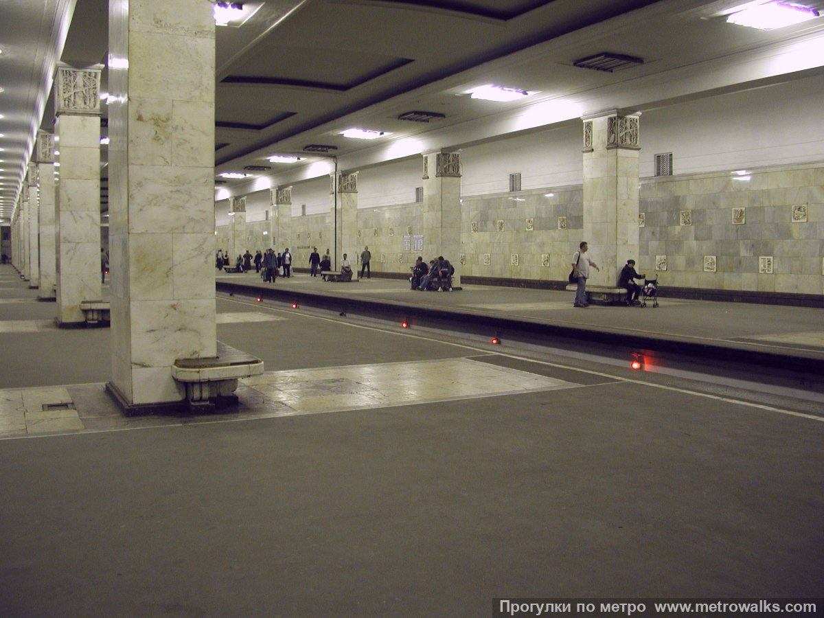 Фотография станции Партизанская (Арбатско-Покровская линия, Москва). Вид по диагонали. Историческое фото (2002), с асфальтовым покрытием пола.