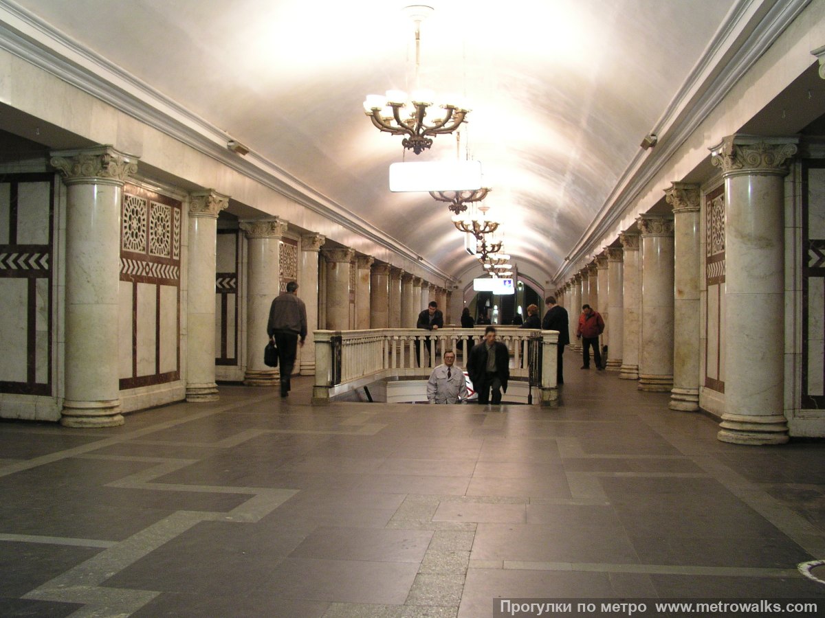 Фотография станции Павелецкая (Кольцевая линия, Москва). Центральный зал станции, вид вдоль от глухого торца в сторону выхода.