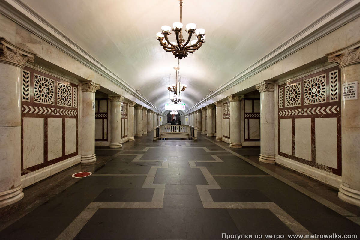 Фотография станции Павелецкая (Кольцевая линия, Москва). Центральный зал станции, вид вдоль от входа в сторону глухого торца.