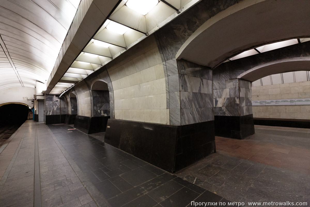Фотография станции Павелецкая (Замоскворецкая линия, Москва). Вид на пилоны со стороны края платформы. Старая часть станции. Фотография станции Павелецкая (Замоскворецкая линия, Москва). Вид на пилоны со стороны края платформы. Старая часть станции.