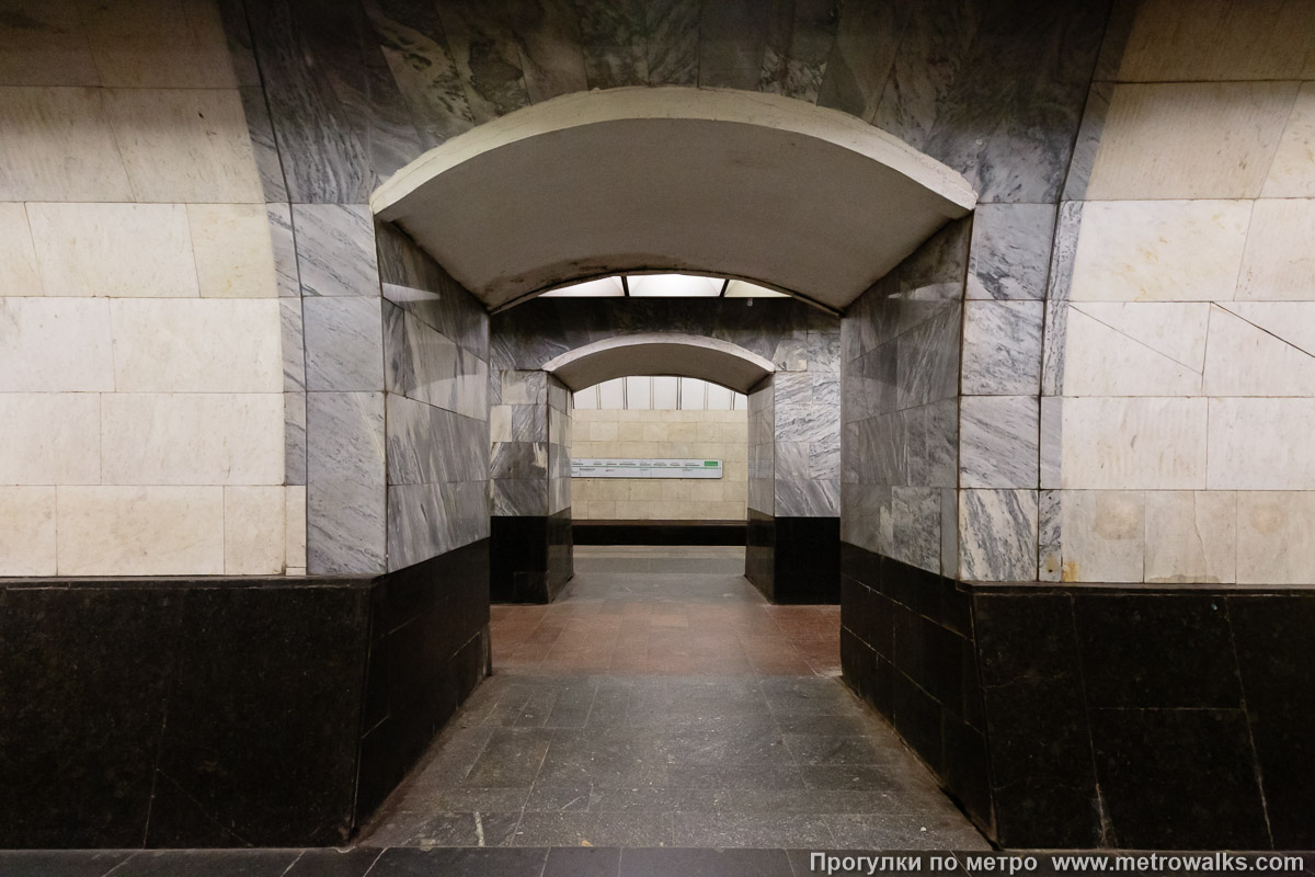 Фотография станции Павелецкая (Замоскворецкая линия, Москва). Сквозной вид с края платформы через два прохода между пилонами. Старая часть станции. Фотография станции Павелецкая (Замоскворецкая линия, Москва). Сквозной вид с края платформы через два прохода между пилонами. Старая часть станции.