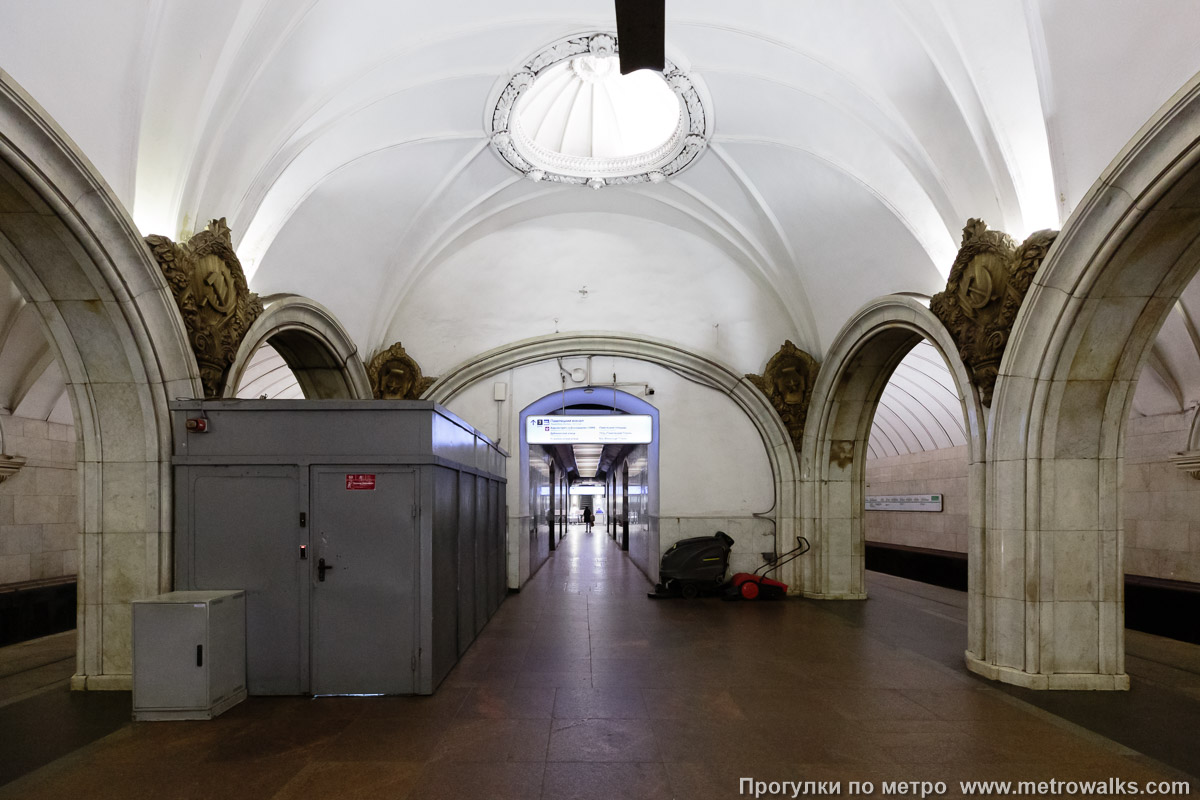 Фотография станции Павелецкая (Замоскворецкая линия, Москва). Продольный вид центрального зала. Сопряжение двух частей станции — новой, колонной и старой, пилонной. Фотография станции Павелецкая (Замоскворецкая линия, Москва). Продольный вид центрального зала. Сопряжение двух частей станции — новой, колонной и старой, пилонной.