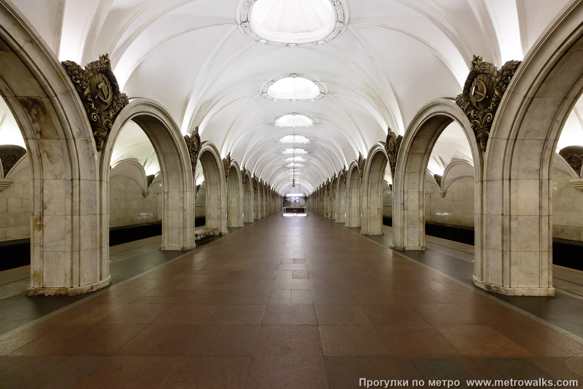 Фотография станции Павелецкая (Замоскворецкая линия, Москва). Продольный вид центрального зала. Фотография станции Павелецкая (Замоскворецкая линия, Москва). Продольный вид центрального зала.