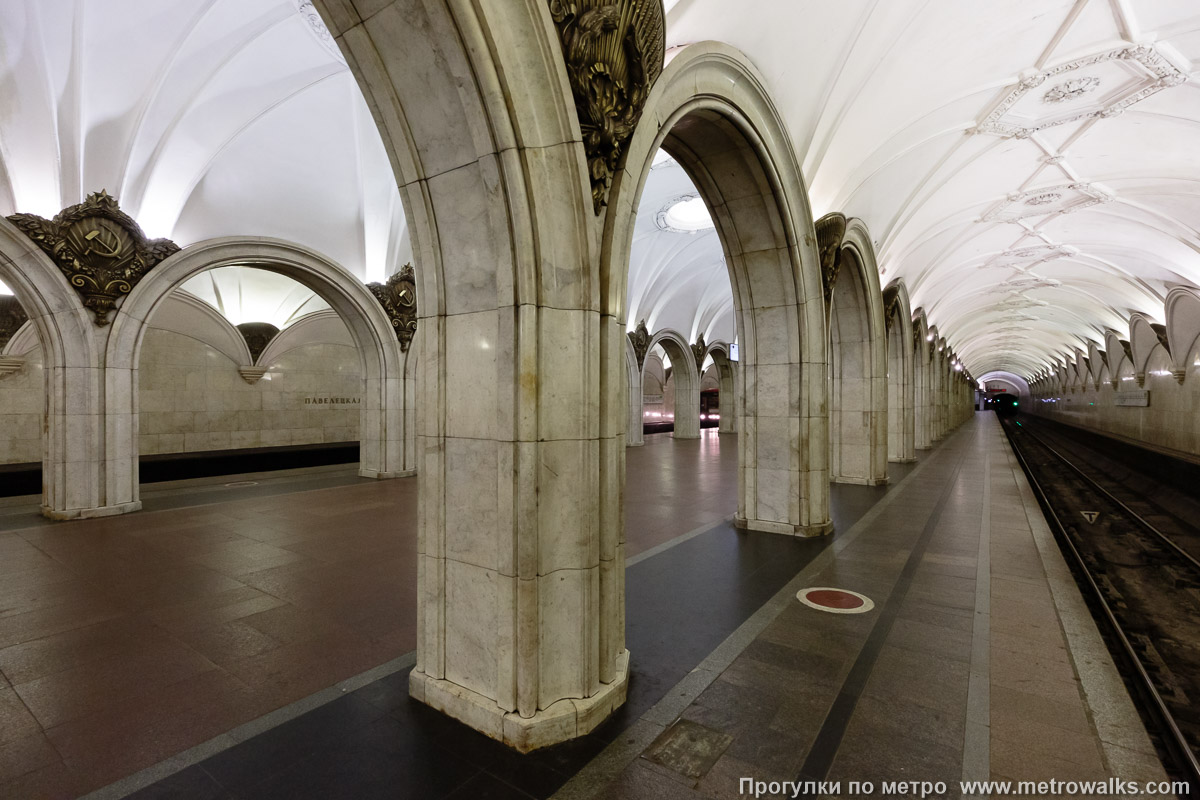 Фотография станции Павелецкая (Замоскворецкая линия, Москва). Вид с края платформы по диагонали на противоположную сторону сквозь центральный зал. Фотография станции Павелецкая (Замоскворецкая линия, Москва). Вид с края платформы по диагонали на противоположную сторону сквозь центральный зал.
